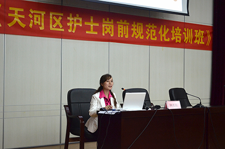 廣州現(xiàn)代醫(yī)院應(yīng)邀在區(qū)衛(wèi)計局開展護(hù)士崗前服務(wù)禮儀培訓(xùn)