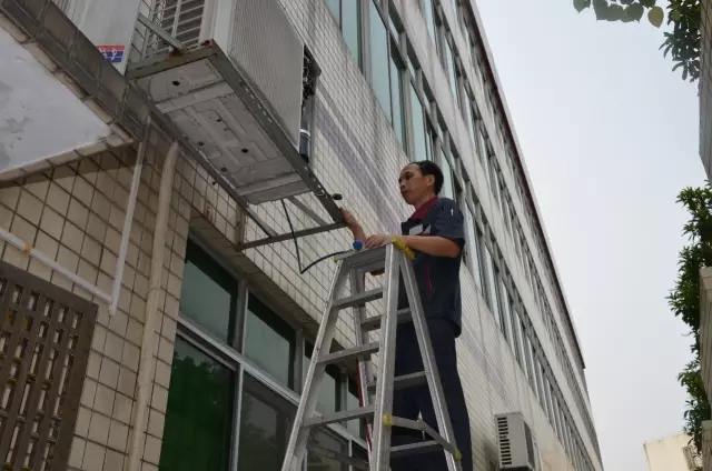 朱國(guó)根在維修空調(diào)
