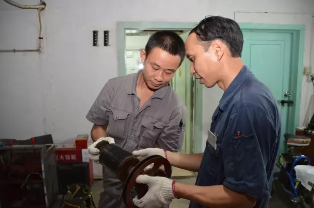 朱國(guó)根告誡新員工對(duì)待每一個(gè)零件都要嚴(yán)謹(jǐn)